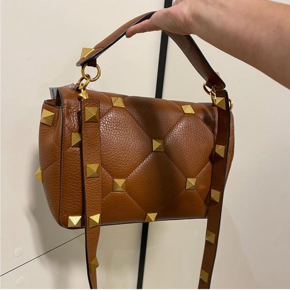 Valentino Roman Stud leather handbag
Never worn, with tag
Brown Leather - Picture 3 of 8